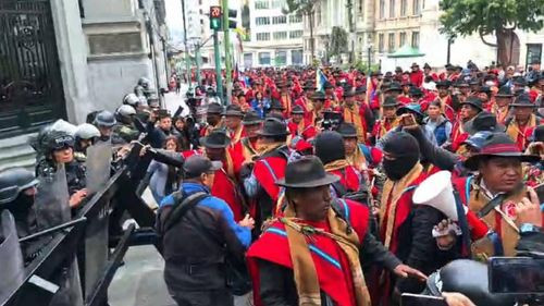 La marcha de los Ponchos Rojos rodea la plaza Murillo en protesta contra el Gobierno