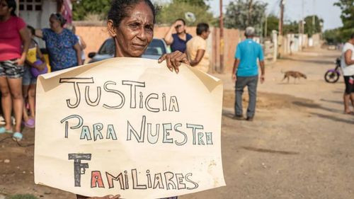 Desesperación entre familias por venezolanos deportados y encarcelados en El Salvador