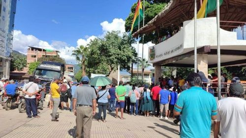 Contrabandistas secuestran dos cisternas tras generar caos con petardos y dinamita en Caranavi