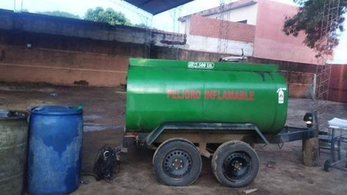 Allanan dos inmuebles en Santa Cruz y encuentran 7.700 litros de diésel y 2.000 litros de gasolina