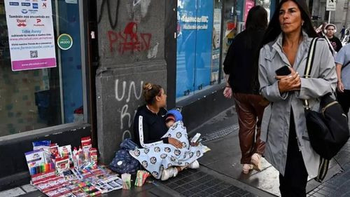 Mientras le pide ayuda al FMI, Javier Milei celebra la caída de la pobreza y de la indigencia en Argentina