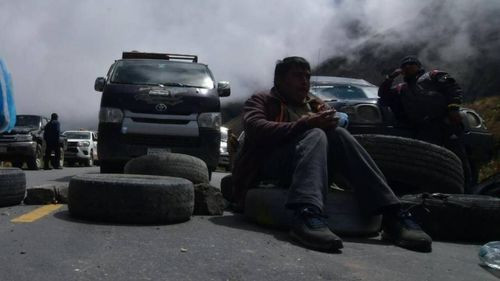 Transportistas bloquean la carretera al norte paceño al menos en cinco puntos