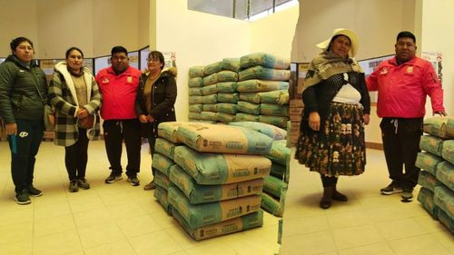 Sub alcalde del Distrito 5 de El Alto entrega 200 bolsas de cemento a unidades educativas para atender daños por las lluvias