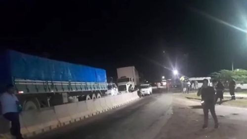 Comunarios de Pailón bloquean la carretera Bioceánica en defensa de su circunscripción electoral