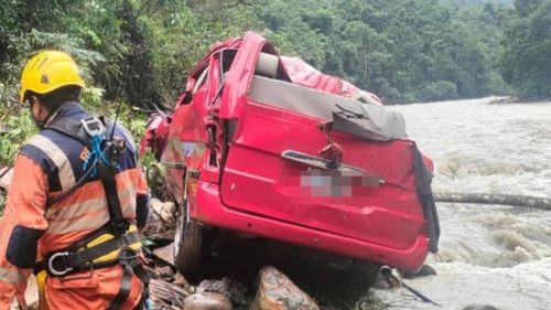 Madre muere tras embarrancamiento de minibús, su hija de 4 años sobrevive