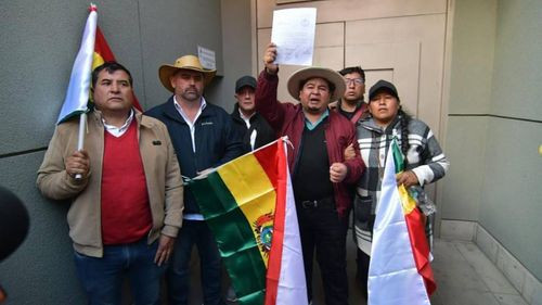 Marcha multisectorial llega al centro paceño y deja una “nota de soluciones” en la Casa Grande