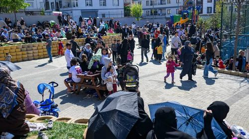 Un potente terremoto sacude Estambul y saca a la gente a las calles