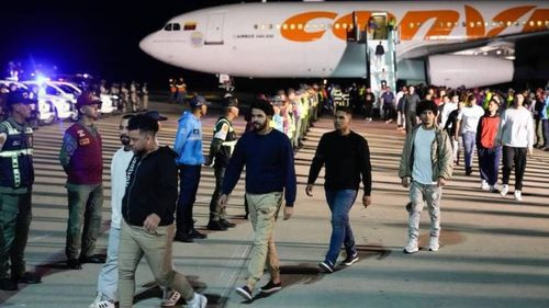 Llega a Venezuela un avión con 316 migrantes, 142 de ellos niños, repatriados desde México