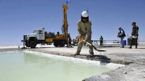 Barral denuncia que Fencomin pide el levantamiento de la reserva ambiental en el salar de Uyuni
