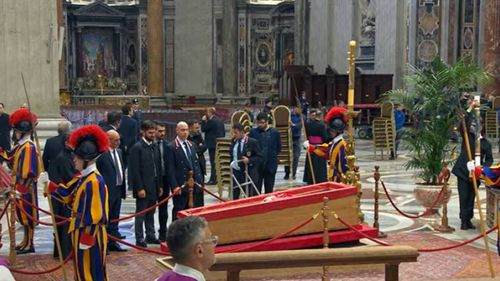 Comienza la ceremonia de cierre del féretro del papa Francisco