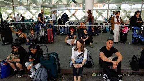 Gran apagón en España afecta aeropuertos: retrasos de vuelos, pasajeros atrapados y qué más se sabe
