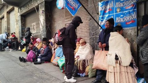 Familias madrugan por un litro de aceite en mercados de La Paz y piden regularización de la venta