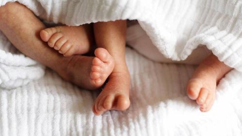 Detienen a mujer por adopción ilegal de mellizas: madre inventó su muerte para venderlas