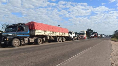 Tres días en la fila por diésel: transportistas soportan penurias por escasez en Santa Cruz