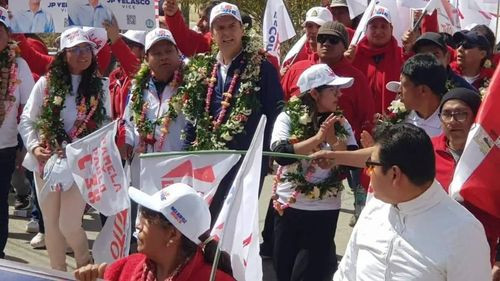 Tuto llega al corazón de Llallagua para pedir el voto y prometer proyectos para la región
