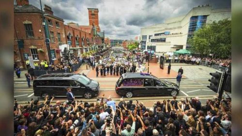 Fanáticos llenan las calles de Birminghan para despedir a Ozzy Osbourne
