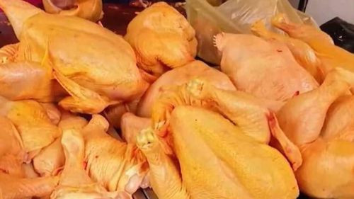 Precios altos afectan ventas de pollo en mercados del eje central del país