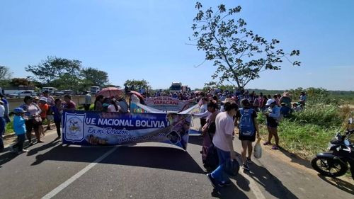 Bloqueo en la ruta a Cochabamba por padres de familia que exigen el desayuno escolar