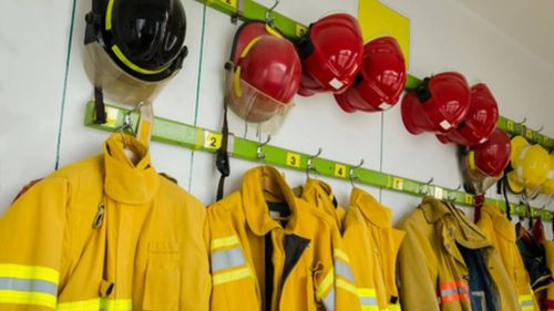 Familiares denuncian falta de equipo en bomberos heridos