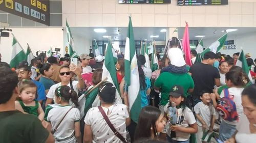 Con banderas cruceñas y pancartas, así esperan al gobernador Camacho en el aeropuerto Viru Viru