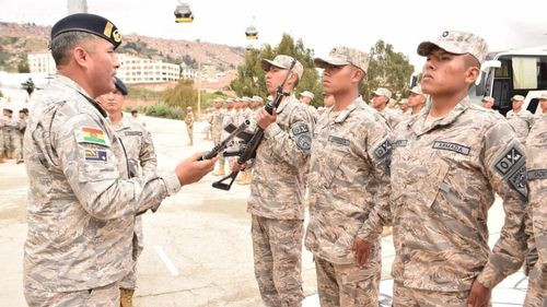 Armada boliviana entrega armamento como símbolo de defensa del territorio nacional