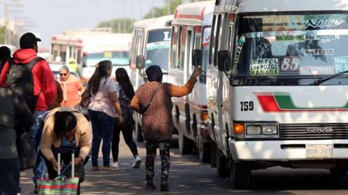 Transporte público opera con el 50% de los micros por falta de combustible en la capital cruceña