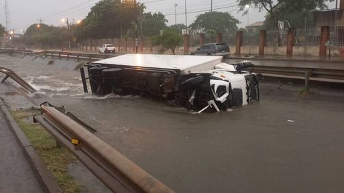 Vehículo cae a un canal en la Av. 3 Pasos al Frente Vehículo cae a un canal en la Av. 3 Pasos al Frente