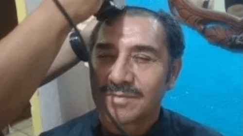 Maestro muestra solidaridad  al raparse para apoyar a su estudiante con cáncer 