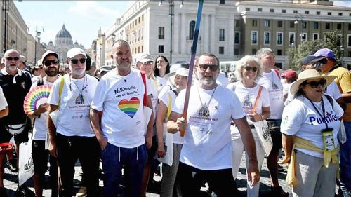 Más de mil personas marcharon en el primer viaje oficial de católicos LGBTQ+ al Vaticano