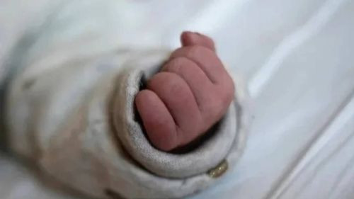Denuncian que una mujer dio a luz a una niña, la bebé falleció, pero les entregaron el cuerpo de un niño