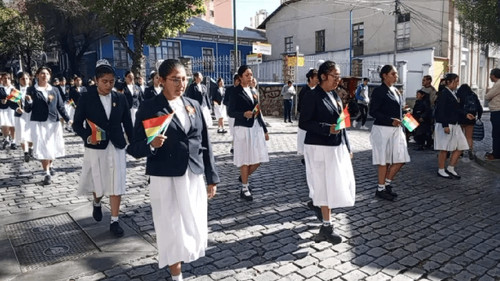 Desfile cívico escolar en Cotahuma conmemorando el Día del Mar
