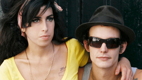 El ex esposo de Amy Winehouse confesó sentirse arrepentido de acercar a la cantante a las drogas