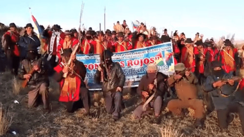 “Ponchos Rojos” exigen la renuncia de Arce con armas en mano