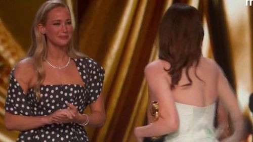 Jennifer Lawrence muestra su alegría por los logros de su amiga Emma Stone