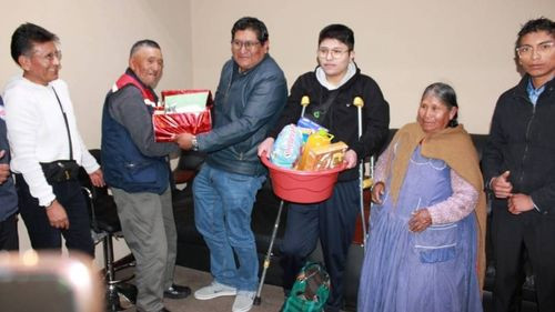 Rector de la Upea con mucha solidaridad ayuda a estudiante de Psicomotricidad y Deportes