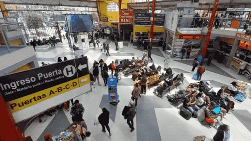 Suspenden salidas de buses a Cochabamba y Santa Cruz por bloqueos