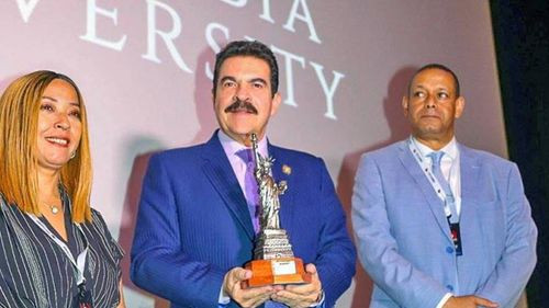 Cumbre distingue a Manfred como “Alcalde del Año”