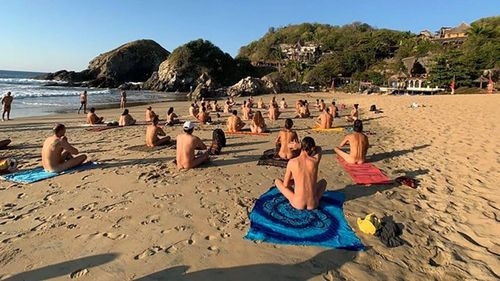 La serenidad en las playas nudistas se ve afectada por la presencia de visitantes en traje de baño.
