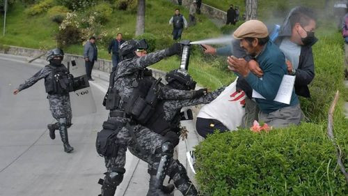 La Policía Boliviana reprime  bloqueos de transportistas en La Paz