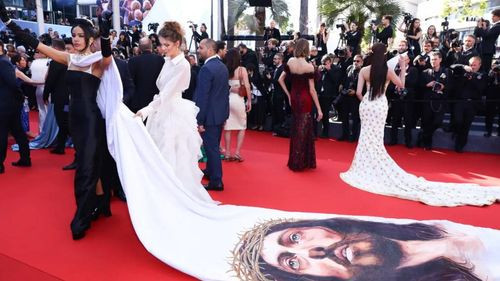 Massiel Taveras empujó a un guardia mientras lucía vestido con imagen de Jesús