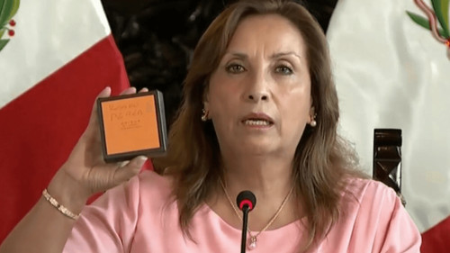 Presidenta de Perú niega corrupción y afirma que relojes Rolex fueron un préstamo 