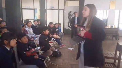 Pianista suiza Chantal Balestri imparte charla motivacional a estudiantes de la Escuela Municipal de Artes