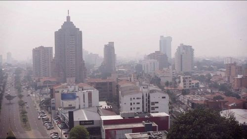 Santa Cruz de la Sierra amaneció nuevamente este sábado con su cielo cubierto de humo