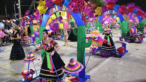 Comparsa Femenina Kuña Porá Expresa Descontento por la Desorganización en el Corso Cruceño