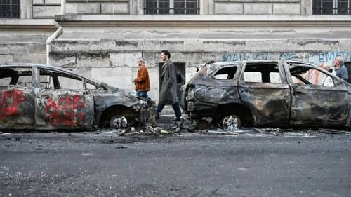  París amanece devastada tras una jornada de violentos disturbios y saqueos masivos