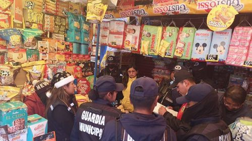 Operativo en El Alto decomisa panetones caducados y productos sin registro sanitario