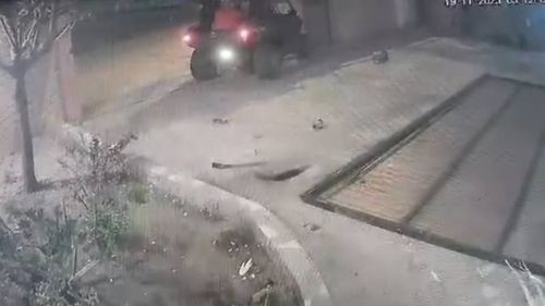 Accidente de tránsito en la Avenida Virgen de Luján: Menor colisiona con portón de una vivienda