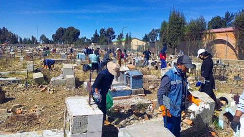 Más de 1.500 funcionarios despliegan megaoperativo de limpieza en los cementerios de El Alto por Todos Santos