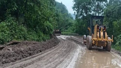  Tome previsiones: Lluvias provocan derrumbes en la ruta a los valles cruceños y generan cortes temporales
