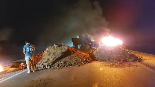  Transportistas bloquean carretera Santa Cruz - Chiquitania en demanda de mejoras en las vías